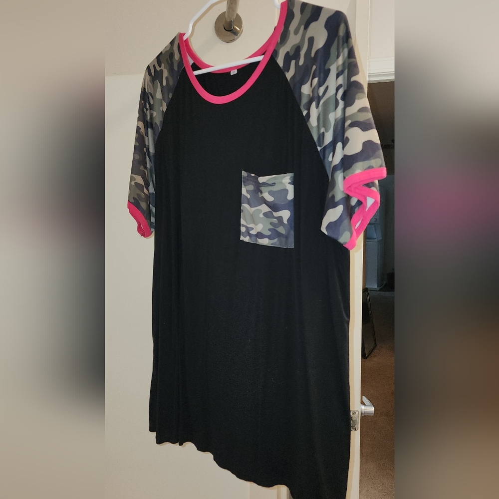 Women's 2X Short sleeve top. Black w/hot pink & camo.